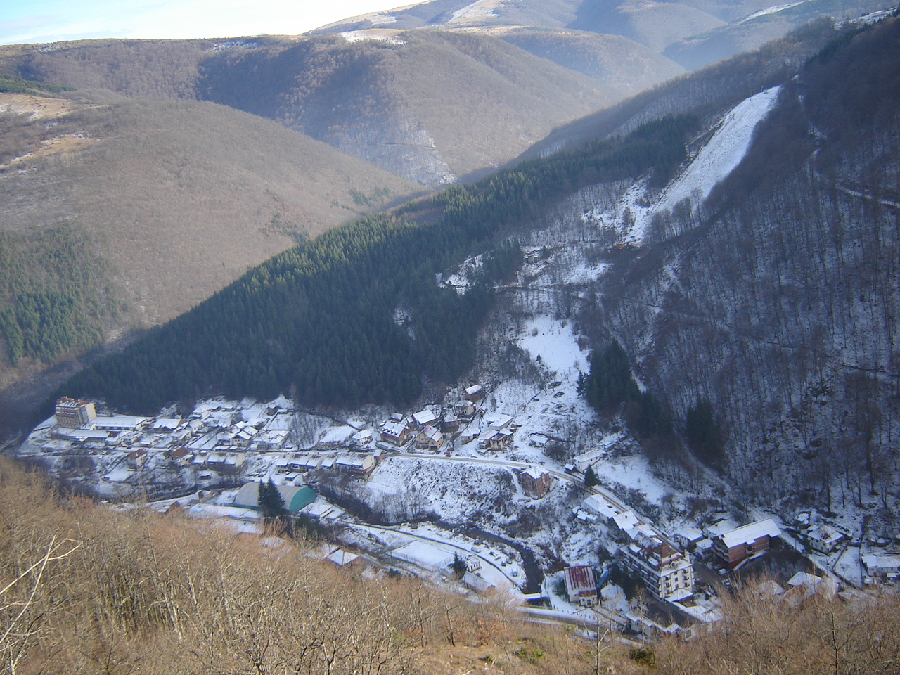 Pogled na Lukovsku banju i stazu iznad nje
